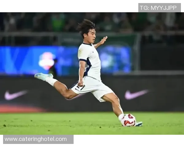 十七岁时的足球明星们精彩瞬间回顾与成长历程分享