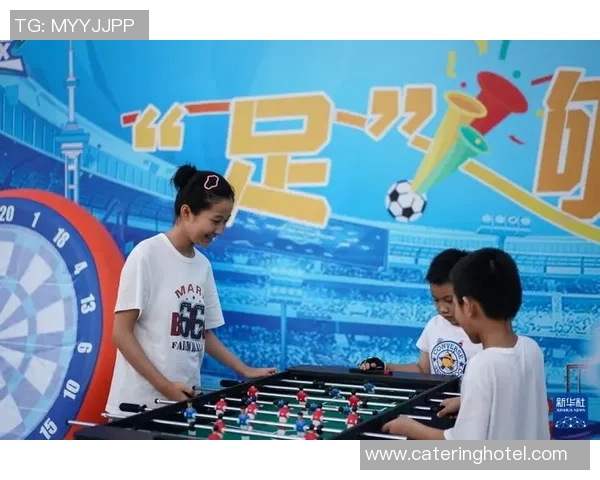 足球明星如何在比赛中与孩子们互动共享快乐时光